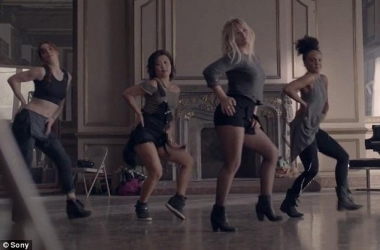 Hilary Duff lëvizje tërheqëse 
në klipin e ri për një mashkull