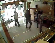 VIDEO/ Ja si grabitësit gjakftohtë<br />vrasin rojen e argjendarisë në Filipine