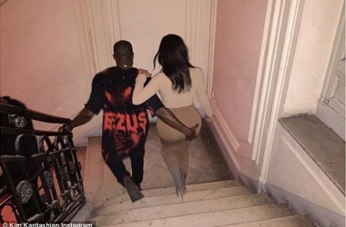 Kanye West nuk i heq duart nga të pasmet<br />e Kim Kardashian as në publik 