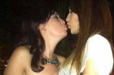 FOTOLAJM/ Zëdhënësja e re e PD-së,<br />puthje në buzë me motrën e saj