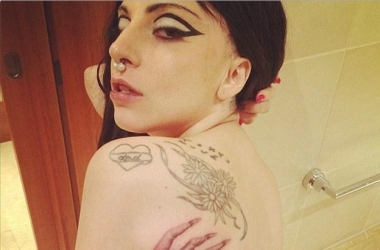 Lady Gaga tatuazh për<br />“monstrat e saj të vegjël”<br /> FOTO
