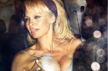 Pamela Anderson ekspozon<br />gjoksin e veshur me “këmishë nate”