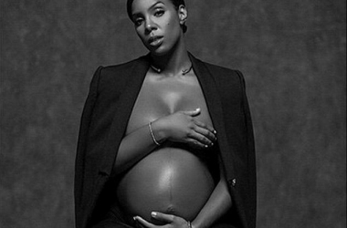 Kelly Rowland pozon e zhveshur 
në pritje të fëmijës së parë