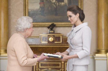 Angelina Jolie merr titullin “Damë <br />Nderi” nga Mbretëresha Elizabeth