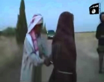 Video/ Siri, ISIS ekzekuton me gurë<br />një grua për tradhti bashkëshortore