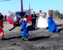 VIDEO/ Fushë-Krujë, surpriza e<br />dhëndrrit, merr nusen me helikopte