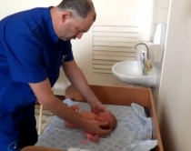 VIDEOLAJM/ A do e &ccedil;onit&nbsp;<br />beben tuaj n&euml; duart e k&euml;tij mjeku?