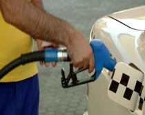 Ulja e &ccedil;mimit t&euml; naft&euml;s fillon t&euml;<br />ndjehet n&euml; Shqip&euml;ri, ulet me 5 lek&euml;