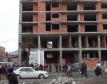 Elbasan, bie nga kati i 6 i pallatit<br />ku punonte, humb jetën 50-vjeçari