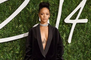Rihanna “tërheq” shikimet<br />vetëm me një xhaketë në BFA 