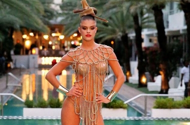 Nina Agdal e mbuluar<br />në perla për set provokues 