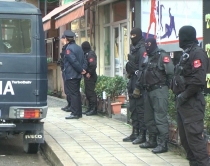 Tiranë, fyeu e dhunoi policin rrugor<br />pranga biznesmenit 34 vjeçar Gjuta