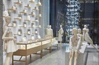 Valentino hap dyqan gjigand në New York,<br />1300 artikuj të bardhë 
