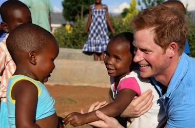 Princ Harry tregon anën humane,<br />me jetimët në Afrikën e Jugut