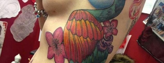 45-vje&ccedil;arja fsheh kujtimet e s&euml;mundjes<br />me tatuazhe pas heqjes s&euml; gjirit