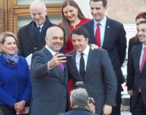 Videolajm/ Rama e Renzi urojnë<br />me "selfie" shqiptarët: Gëzuar 2015