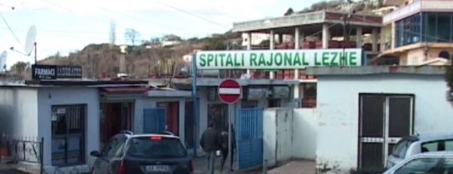 Familjarët çojnë në spital të<br />moshuarin e pajetë, nisin hetimet