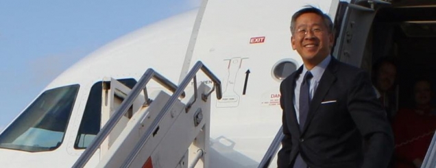 Fotolajm/ Mbërrin në Tiranë<br />ambasadori i SHBA, Donald Lu