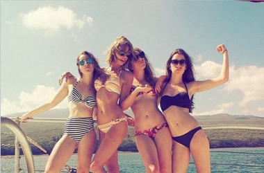 Taylor Swift pushime në Hawai<br />me grupin “The Haim sisters” 