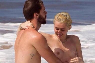 Miley Cyrus topless në Hawai,<br />argëtohet me të dashurin 
