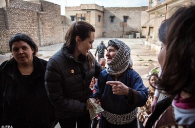Angelina Jolie nuk i<br />braktis  kauzat e bamirësisë