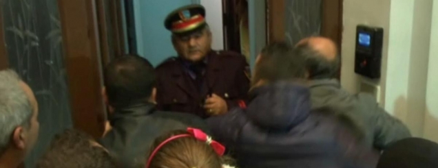 Rruga Trans-Ballkanike, mbi 130<br />banorë mësyjnë Bashkinë e Vlorës<br />VIDEO