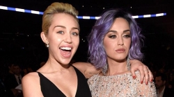 Miley Cyrus i prek gjoksin Katy Perryt