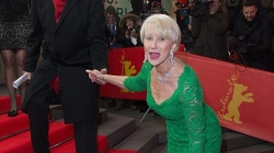 Ups! Helen Mirren rrëzohet<br />gjatë kalimit në Berlinale 
