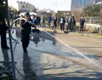 Fier, nis dezinfektimi i banesave<br />të përmbyjtura në fshatin Darëzezë