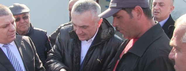 Ankohet banori, Meta-Çukos: Hiq<br />kollaren! T'ia marr unë dyshekët?<br />Vd/Meta:Po s'ta zgjidhi më telefono!