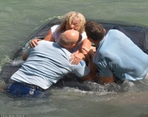 Videolajm/Shpëton nga mbytja <br />një grua, ja pamjet e tmerrshme 