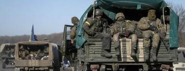 Ukrainë, forcat qeveritare nuk<br />pranojnë të largojë armatimet