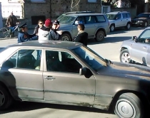 U dhunua nga policia në Korçë<br />Detyrim paraqitje për Tomi Mishën!<br />Video/ Korçë, 2 policë shpulla 33 vjeçarit