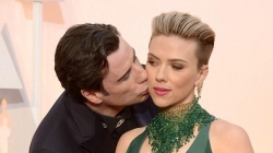 “Oscar 2015” Scarlett Johansson<br />“habitet” nga puthja e John Travoltës