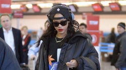 Rihanna e menduar në aeroport…<br />shokohet nga atësia e Chris Brown?