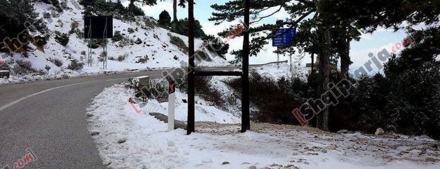 ​Bora b&euml;n t&euml; pakalueshme<br />rrug&euml;t n&euml; zon&euml;n e Llogoras&euml;