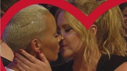 Amber Rose shijon puthjen<br />në buzë nga Amy Schume