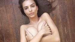 Emily Ratajkowski pozon topless<br />për setin e fundit fotografik 