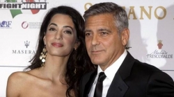 Clooney feston 54-vjetorin e<br />krahët e bashkëshortes Amal