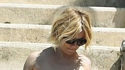Sienna Miller e mrekullueshme<br />me bikini, pas parakalimit në Kanë