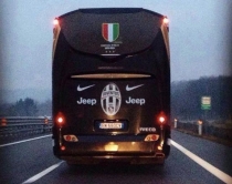 Gafa ne autobusin e Juventusit<br />Flamuri kombëtar me ngjyrat gabim