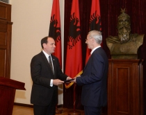 Akademiku Sabri Hamiti merr<br />shtetësinë shqiptare nga Nishani