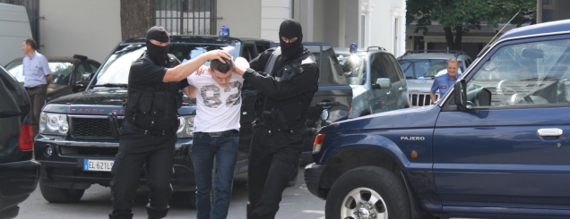 Tiranë, në pranga 3 adoleshentë<br /> grabitën Bankën te Rr.Kavajës