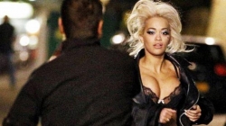 Rita Ora seksi dhe<br />"helmuese" në klipin e ri 