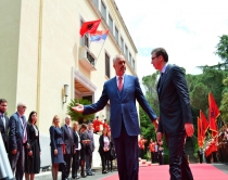 Serbet porosi Vuçiç-it: Përqafoje<br />Ramën nga femrat serbe,është ‘hot’