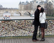 Nga e hëna i themi ‘lamtumirë’<br />urës së dashurisë e kyçeve në Paris