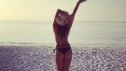 Provokon Armina Mevlani,  <br />ekspozon të pasmet në plazh