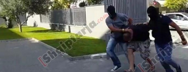 Kapen 2 autorët e grabitjes së<br />bankës në Shijak, sekuestrohen arma