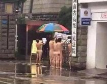 Kine, protestojn&euml; t&euml; zhveshur<br />para&nbsp;gjykat&euml;s, arrestohen 5 burra