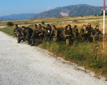 Edhe pse n&euml; kriz&euml;, ushtar&euml;t grek<br />performojn&euml; n&euml; kufi me Shqip&euml;rin&euml;